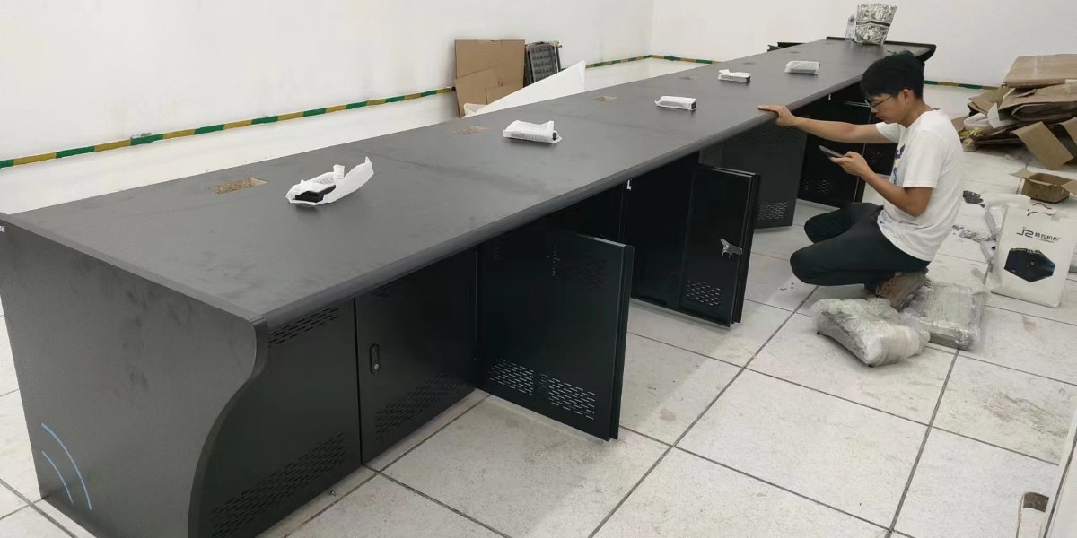 精致操作臺廠家助力深圳某國際學校監(jiān)控室弱電安防建設