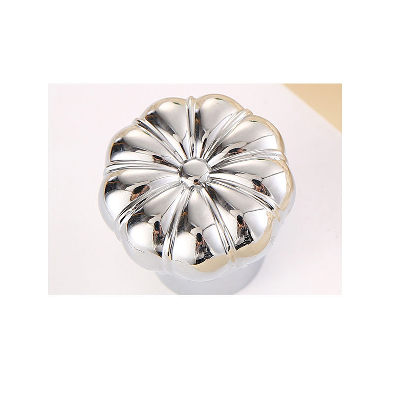 Zinc Alloy Die Casting Silver Flower Shaped Round Perfume Bottle Cap Essential Oils Dropper Container Cap Customized Mfg