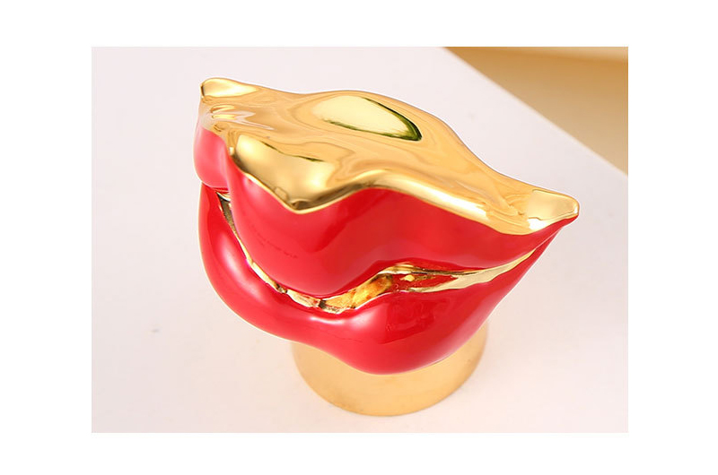 Zamac Lip shaped Refillable Perfume Bottles Caps oem China mfg